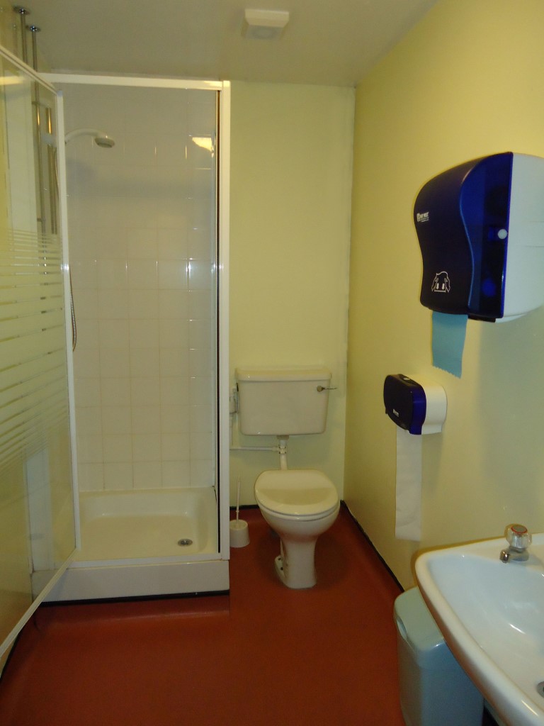 1accommodation-shower-room-medium